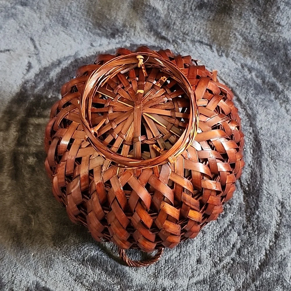Hand woven chestnut vase basket ring handle small